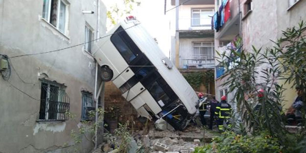 Yolcu minibüsü, iki bina arasındaki boşluğa uçtu! 12 yaralı
