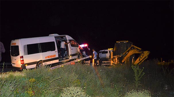 Yolcu minibüsü ile kepçe çarpıştı: 3 kişi yaralı