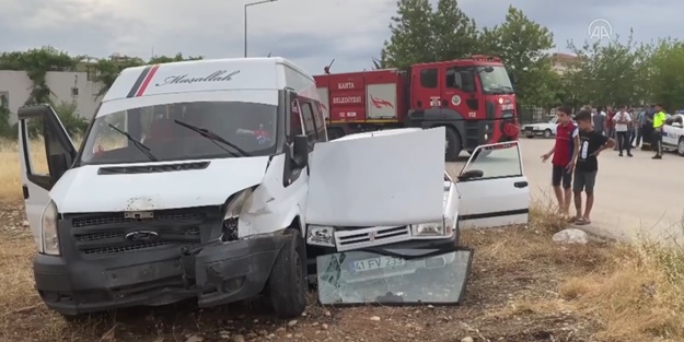 Yolcu minibüsü ile otomobil birbirine girdi: Yaralılar var