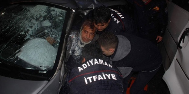 Yolcu minibüsü ile otomobil çarpıştı