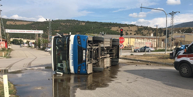 Yolcu minibüsü ile otomobil çarpıştı