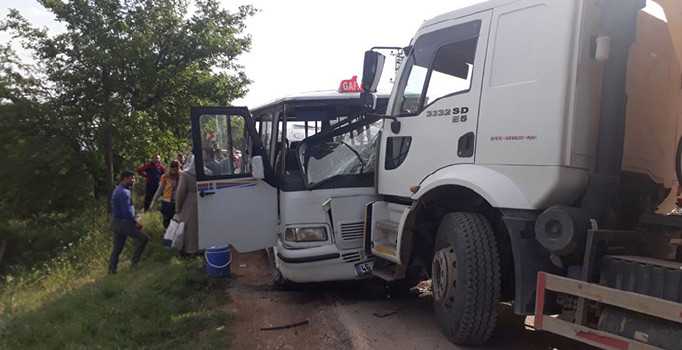 Yolcu minibüsü ile kamyon kafa kafaya çarpıştı: 7 kişi yaralı