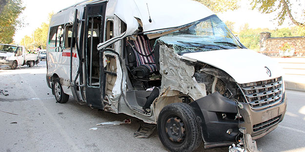 Yolcu minibüsü kamyonetle çarpıştı! Çok sayıda yaralı var