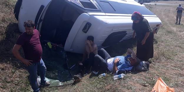 Yolcu minibüsü şarampole devrildi: Yaralılar var