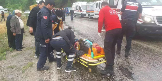 Yolcu minibüsü tankerle çarpıştı: Ölü ve yaralılar var