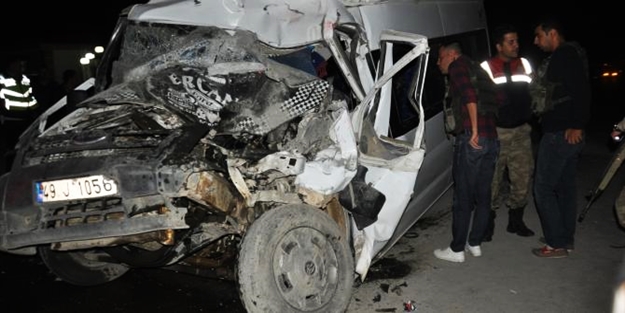 Yolcu minibüsü traktörle çarpıştı! Çok sayıda yaralı var