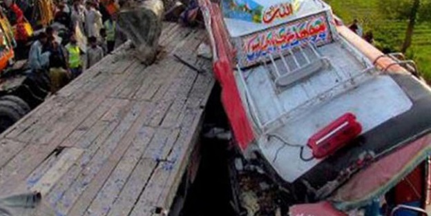 Yolcu minibüsü uçuruma yuvarlandı