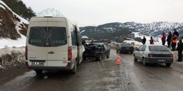 Yolcu minibüsü ve otomobil birbirine girdi: 1 ölü, 6 yaralı
