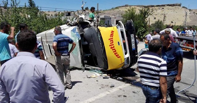 Yolcu minibüsüyle kamyonet çarpıştı: 5 kişi yaralı