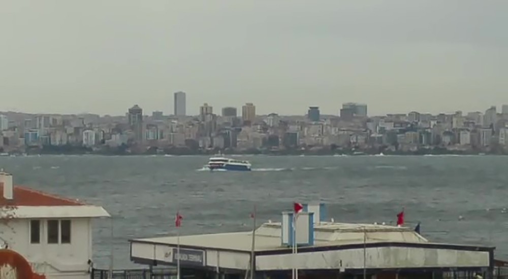 Yolcu motorunun şiddetli lodos nedeniyle ilerlemekte zorlandığı anlar kamerada 