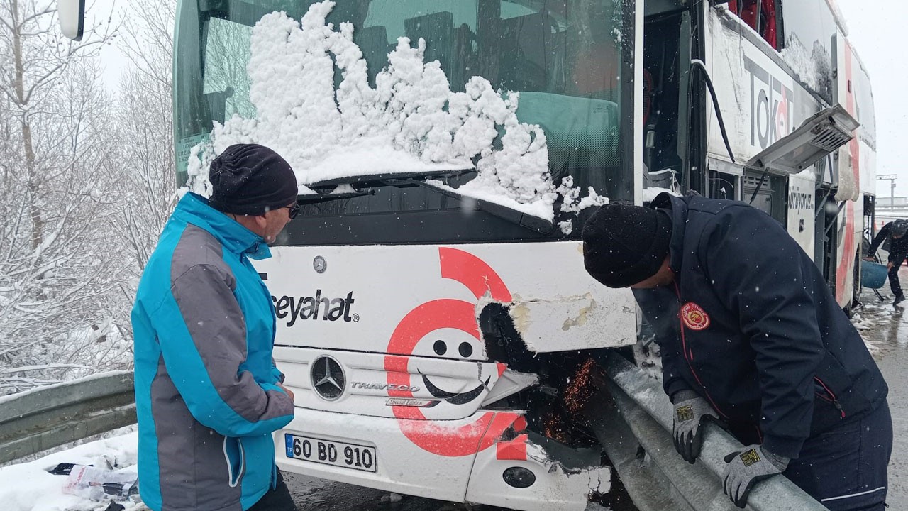 Yolcu otobüsü bariyere saplandı