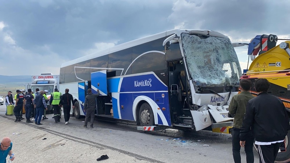 Yolcu otobüsü çekiciye çarptı: 12 yaralı 