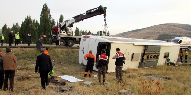 Yolcu otobüsü devrildi: 1 ölü, 32 yaralı