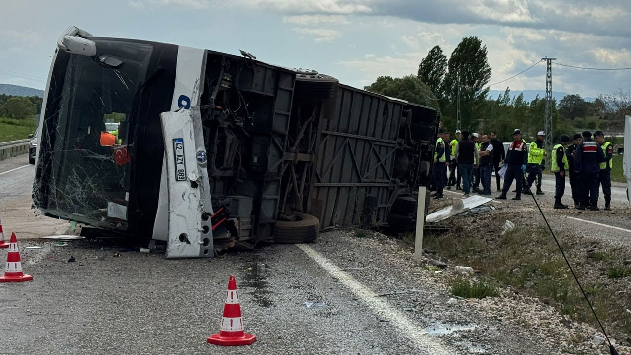 Yolcu otobüsü devrildi, 14 kişi yaralandı