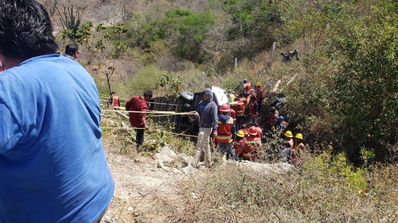 Yolcu otobüsü devrildi: 18 ölü, 29 yaralı