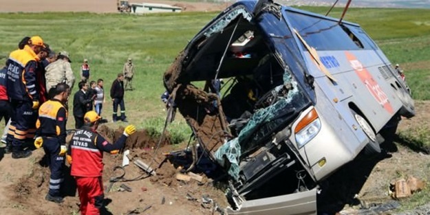 Yolcu otobüsü devrildi: 50 yaralı var