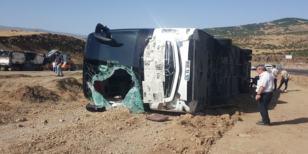 Yolcu otobüsü devrildi! Birçok yaralı var