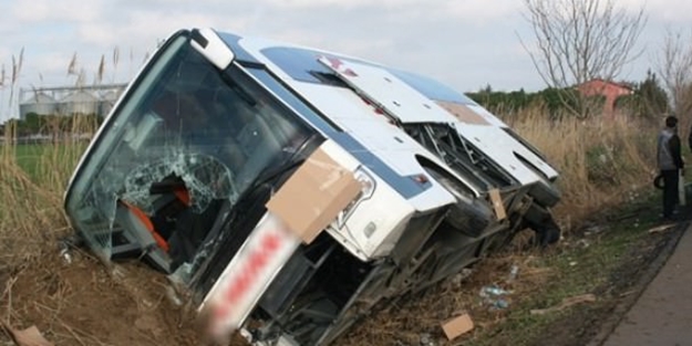 Yolcu otobüsü devrildi, çok sayıda ölü var