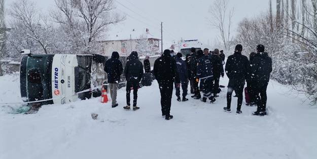 Yolcu otobüsü devrildi: Çok sayıda yaralı var