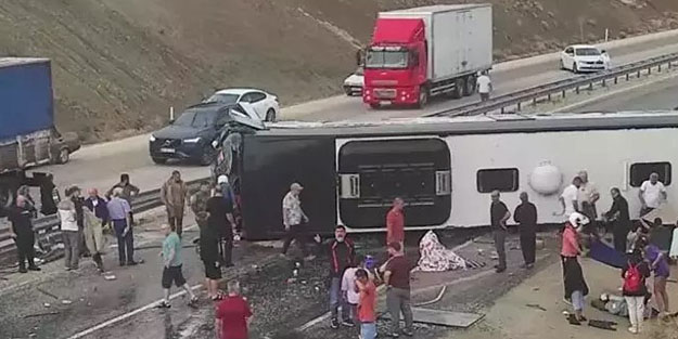 Yolcu otobüsü devrildi! Çok sayıda yaralı var...