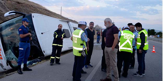 Yolcu otobüsü devrildi: Ölü ve çok sayıda yaralı var!