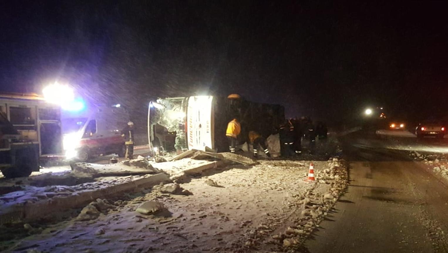 Yolcu otobüsü devrildi: Ölüler ve yaralılar var