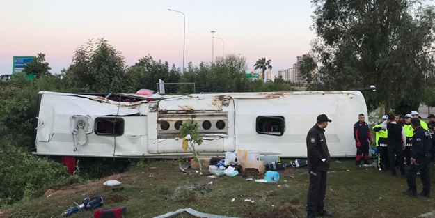 Yolcu otobüsü devrildi: Ölüler ve yaralılar var
