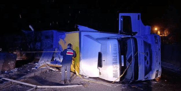 Yolcu otobüsü devrilen TIR'a çarptı! Ölü ve çok sayıda yaralı var