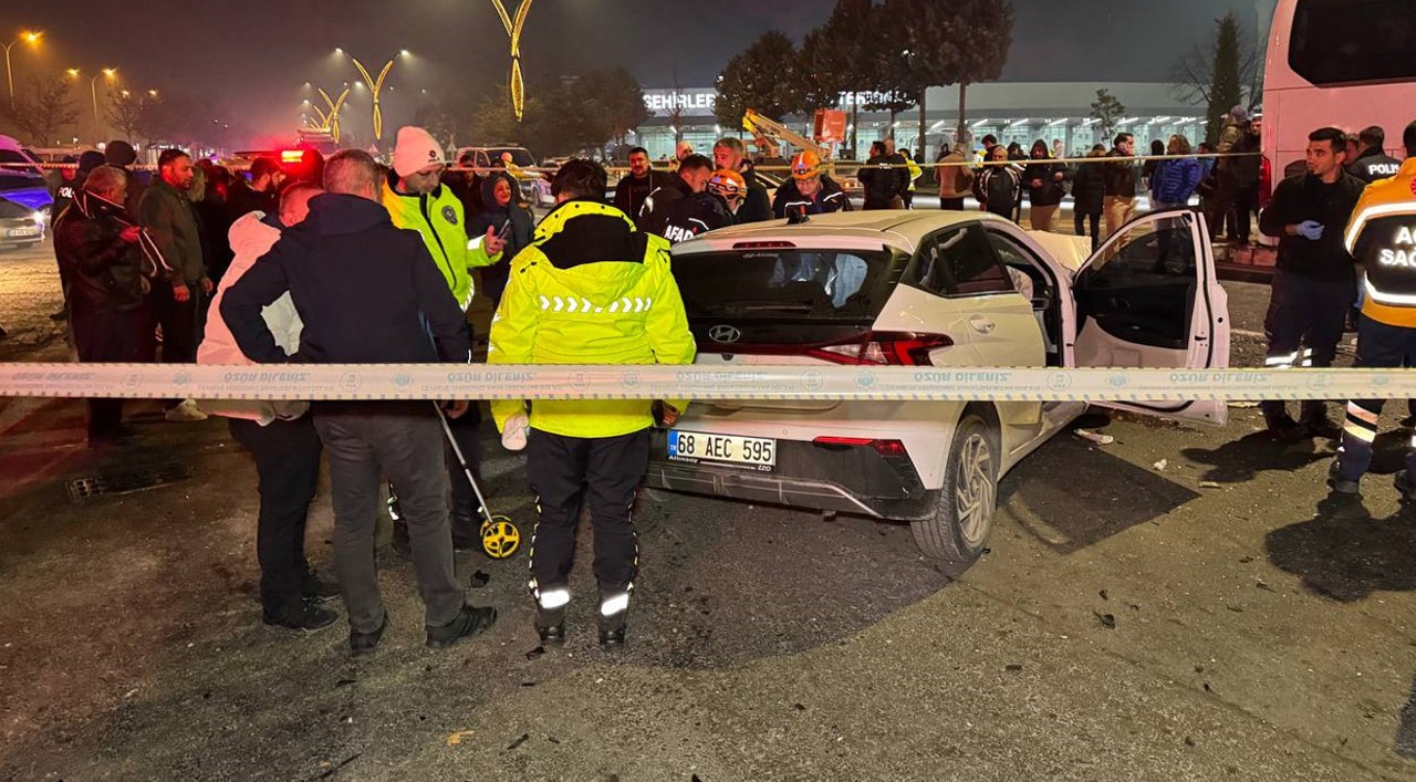 Yolcu otobüsü ile çarpışan otomobilin sürücüsü öldü, 3 kişi yaralandı