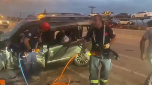 Yolcu otobüsü ile hafif ticari araç çarpıştı