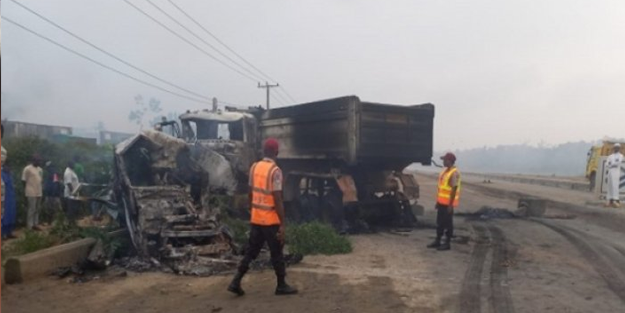 Yolcu otobüsü ile kamyon çarpıştı: 16 ölü