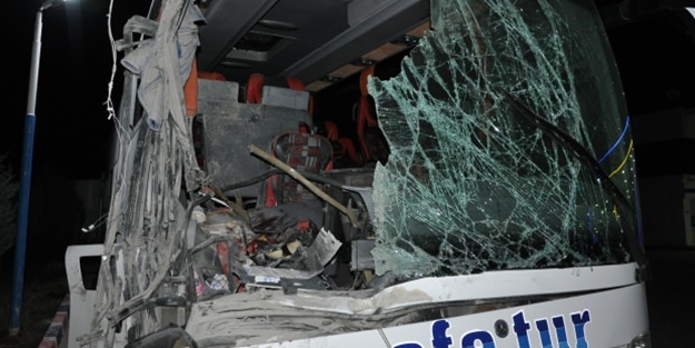 Yolcu otobüsü ile kamyon çarpıştı: Çok sayıda yaralı var