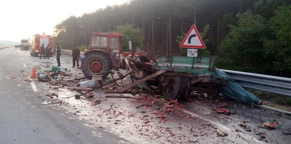 Yolcu otobüsü ile karpuz yüklü traktör çarpıştı: 2 yaralı 