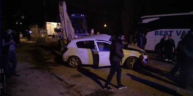 Yolcu otobüsü ile otomobil çarpıştı! Feci kazada komiser yardımcısı öldü, oğlu yaralandı