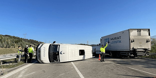 Yolcu otobüsü ile otomobil çarpıştı: Yaralılar var
