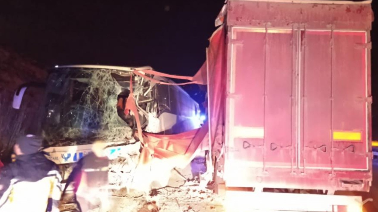 Yolcu otobüsü ile tır çarpıştı! 18 kişinin tedavileri devam ediyor
