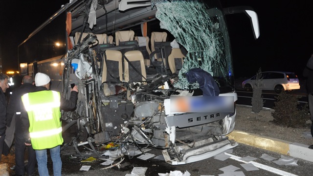Yolcu otobüsü kamyona arkadan çarptı: 1 ölü