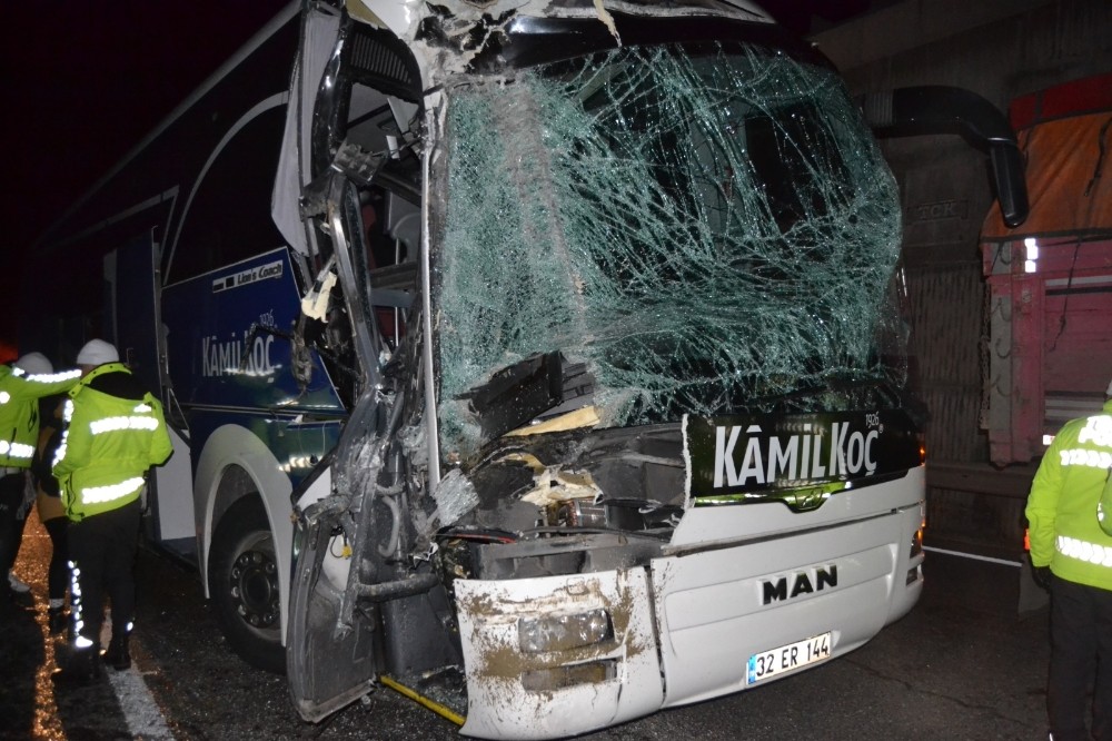 Yolcu otobüsü kamyona arkadan çarptı; 2’si ağır 6 yaralı 