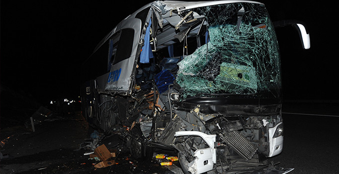 Yolcu otobüsü kamyona çarptı: 16 yaralı