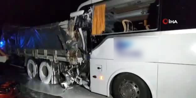 Yolcu otobüsü kaza yaptı: Çok sayıda ölü ve yaralı var