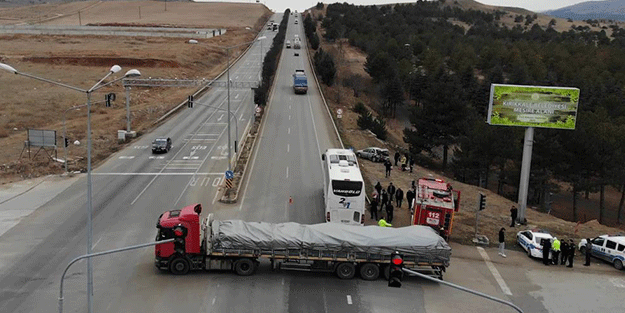 Yolcu otobüsü kaza yaptı