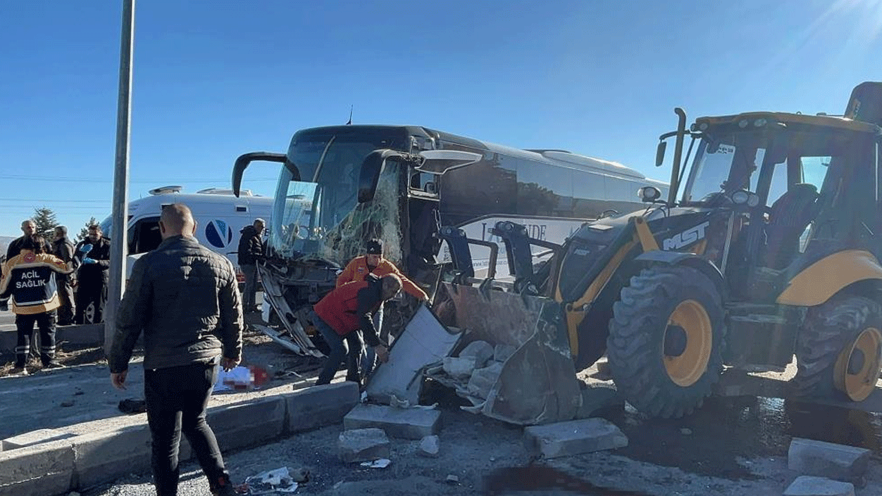 Yolcu otobüsü kaza yaptı! Ölü ve yaralılar var