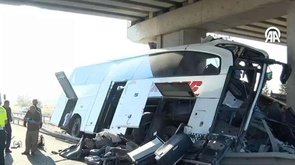 Yolcu otobüsü köprü ayağına çarptı