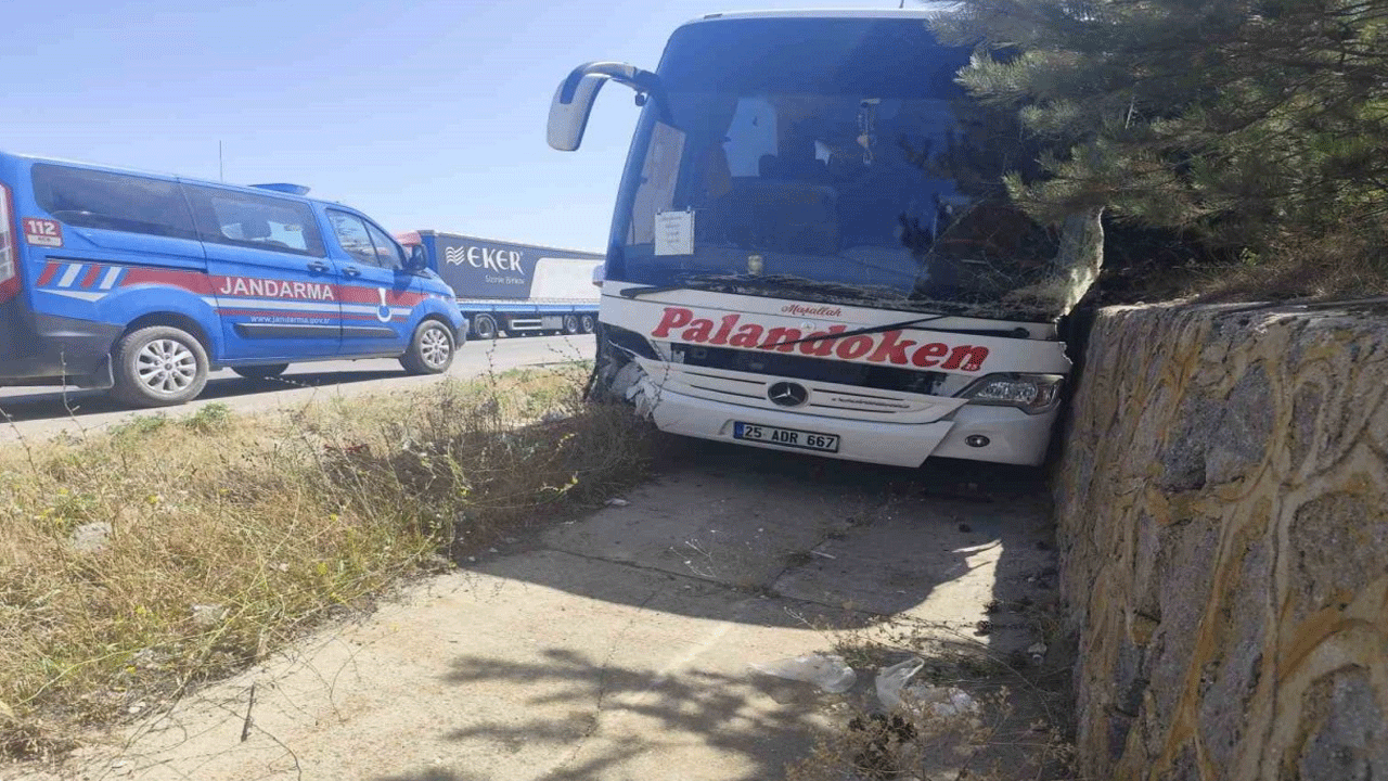 Yolcu otobüsü önce tıra sonra otomobile çarptı