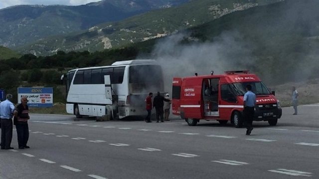 Yolcu otobüsü refüje çarptı: 9 yaralı