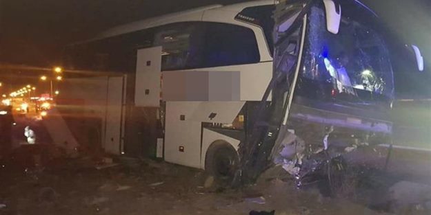 Yolcu otobüsü refüje çarptı! Yaralılar var