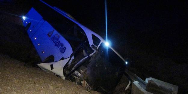 Yolcu otobüsü şarampole devrildi: 23 yaralı