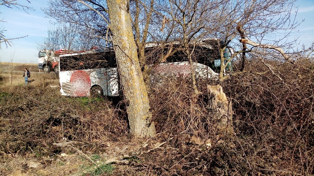 Yolcu otobüsü şarampole girdi: Bagajda uyuyan muavin yaralandı 