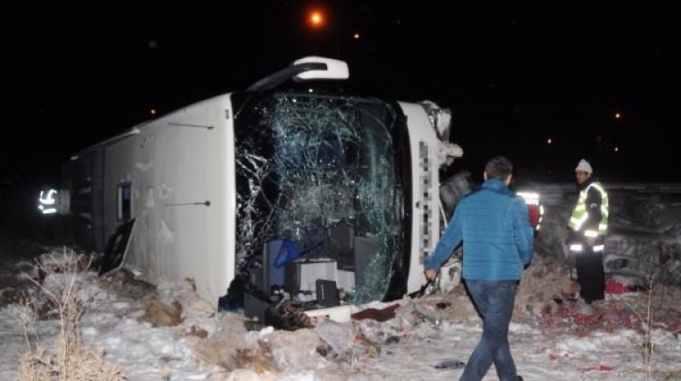 Yolcu otobüsü şarampole uçtu