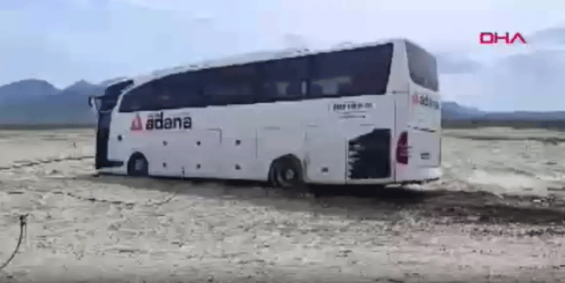 Yolcu otobüsü şarampole uçtu